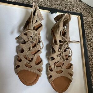 Minnetonka women’s sandals beige/tan/light brown